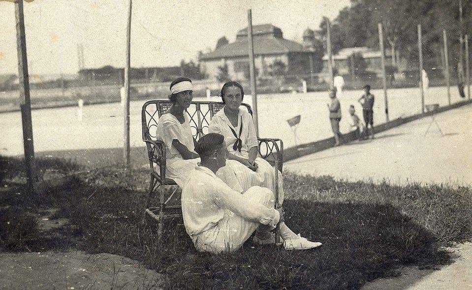 Igrališta tenisa na prostoru gdje je danas zgrada HZMO-a 1923. godine
